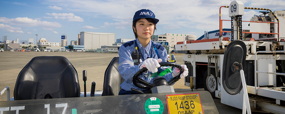 地上職業務演習 空港の機能を知り、各職種の役割を理解。自分に合った地上職を研究できる。大阪外語専門学校、エアポートスタッフ専攻