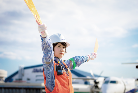 日本中の空港で卒業生が活躍。航空業界に2,187名就職。大阪外語専門学校、エアポートスタッフ専攻