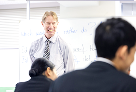 業界直結の授業と外国語専門学校ならではの語学教育。大阪外語専門学校、エアポートスタッフ専攻