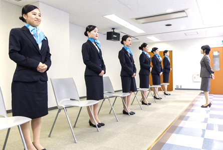 日本中の空港で卒業生が活躍。航空業界に2,088名就職。大阪外語専門学校、キャビンアテンダント専攻