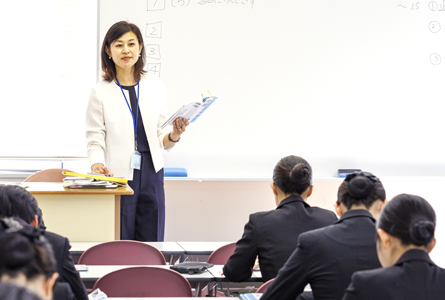 業界直結の授業と外国語専門学校ならではの語学教育。大阪外語専門学校、キャビンアテンダント専攻