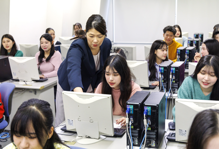 業界直結の授業と外国語専門学校ならではの語学教育。大阪外語専門学校、グランドスタッフ専攻