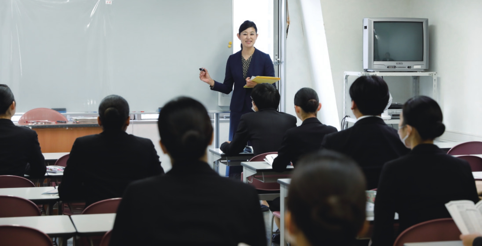 業界直結の授業と外国語専門学校ならではの語学教育。大阪外語専門学校、エアポートスタッフ専攻