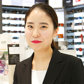 就職先 免税店販売スタッフ 空港専門大店 大阪外語専門学校、韓国語・英語ビジネス専攻