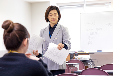 言葉だけでなく文化や歴史的背景も学ぶ,大阪外語専門学校、韓国語・英語ビジネス専攻