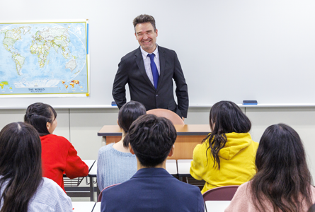 「聞く」「話す」「読む」「書く」という、英語の4技能をバランスよく習得できる。大阪外語専門学校、総合英語専攻