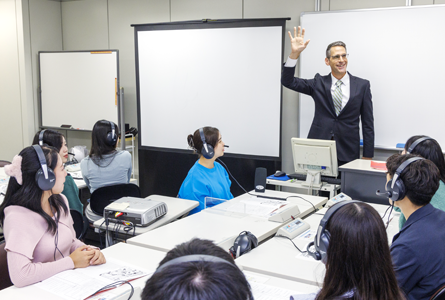 通訳のプロを養成するハイレベルな教育。大阪外語専門学校、通訳基礎専攻