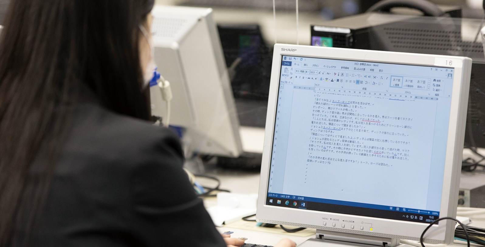 情報をリサーチするコンピュータスキルも磨く。大阪外語専門学校、翻訳基礎専攻