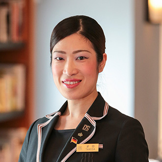 就職先 ホテルスタッフ リーガロイヤル ホテル 大阪外語専門学校、ホテル・ブライダル専攻