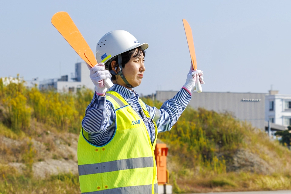 就職した卒業生が働く様子